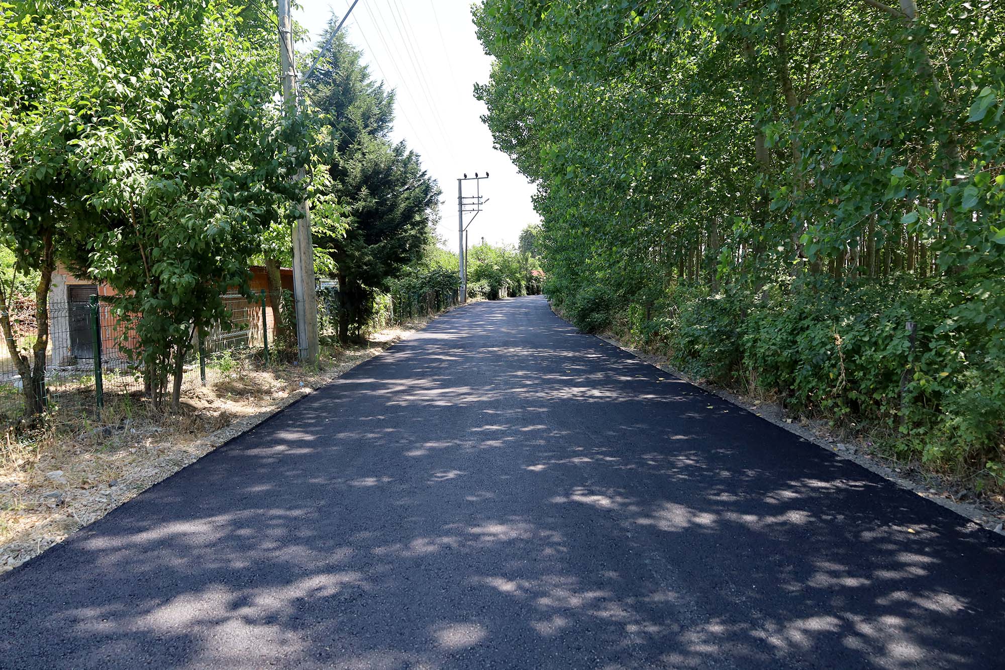 Arifiye’nin iki büyük mahallesini bağlayan yol Büyükşehirle sil baştan