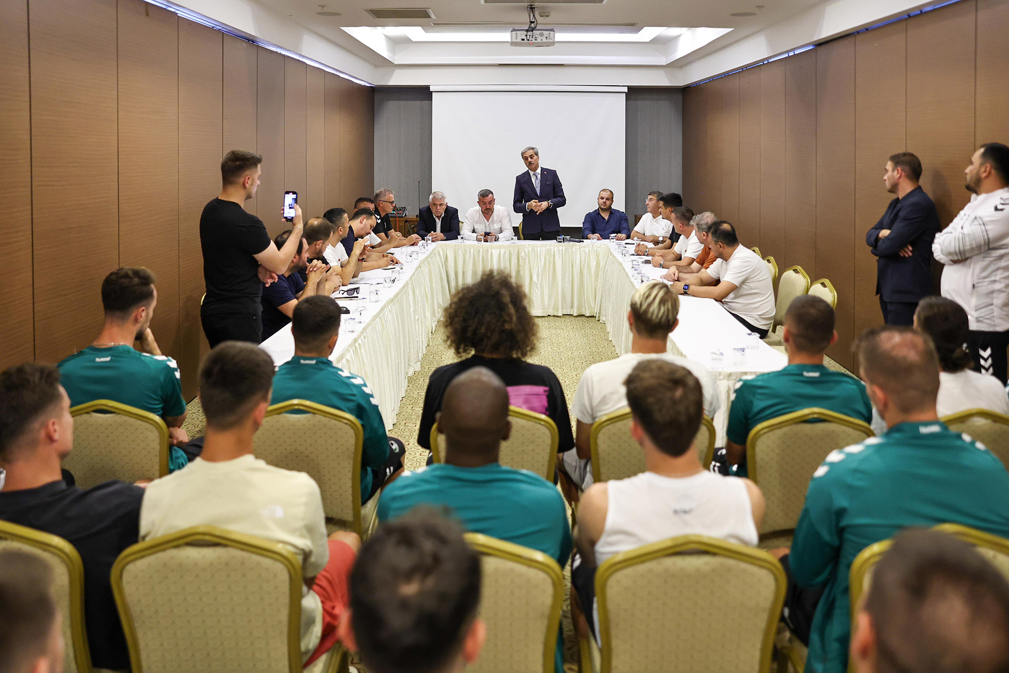 Yusuf Alemdar’dan Bolu kampında önemli mesajlar: “Sakaryaspor bir ruh işidir, sevdadır ve her sorun kenetlenmeyle aşılır”