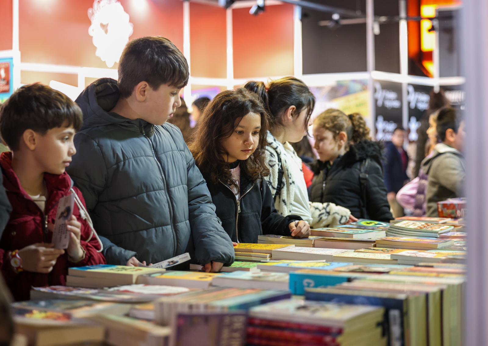Sakarya'da çocukların 'ufkuna' ışık olacak edebiyat fuarı başladı: İlk günden binlerce misafir akın etti...