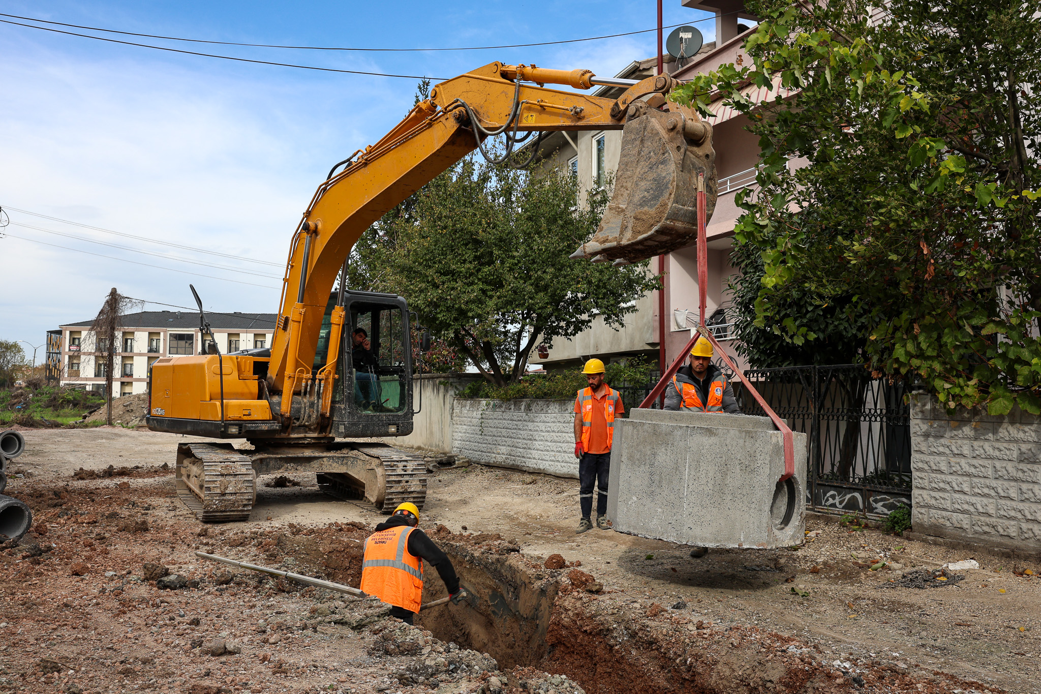 “Kuyumculu Mahallesi’nin kanalizasyon altyapısını güçlü bir sistemle yeniliyoruz”