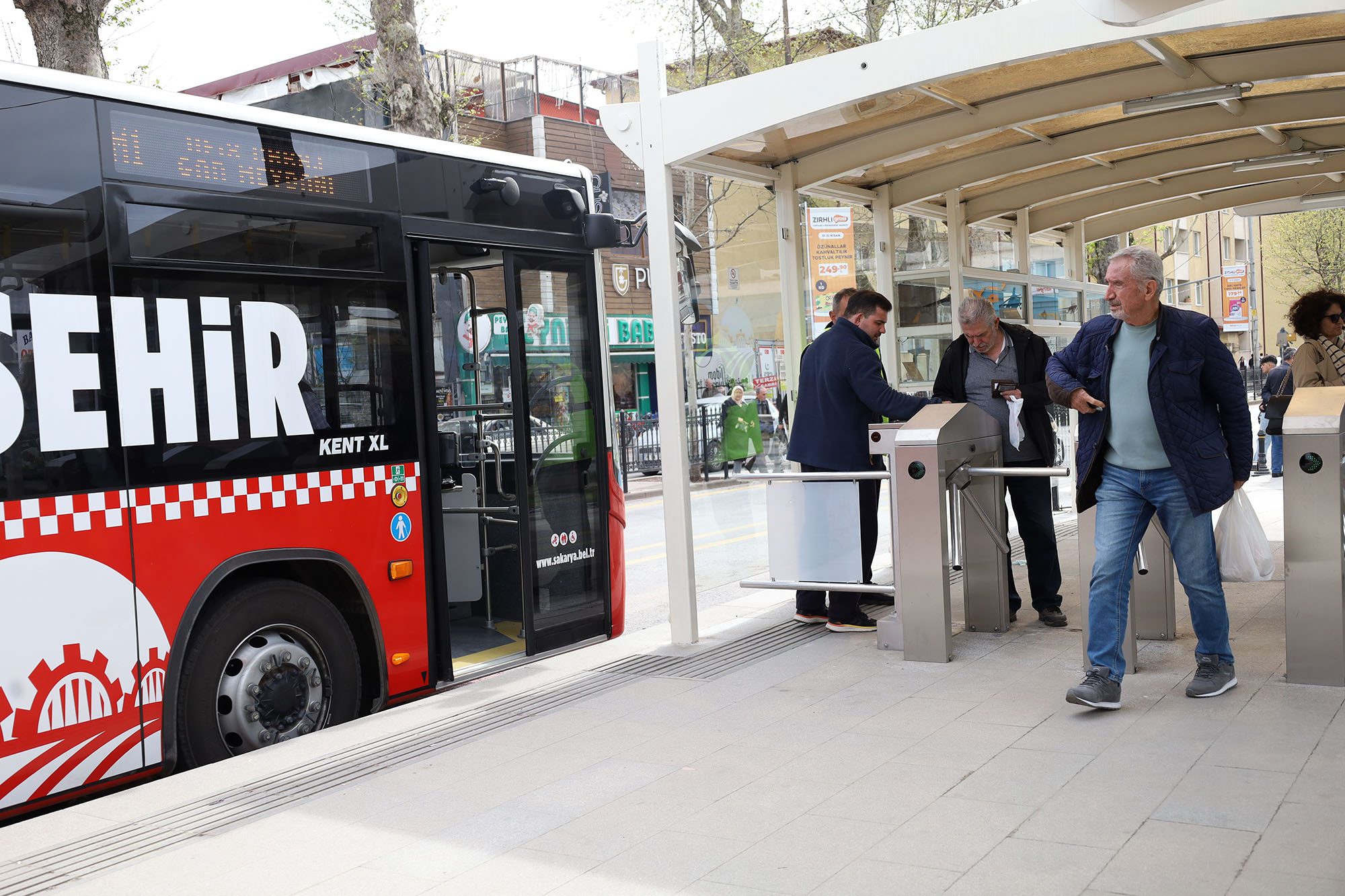 Metrobüs ücretli sistemin ilk gününde de ‘en çok tercih edilen’ oldu