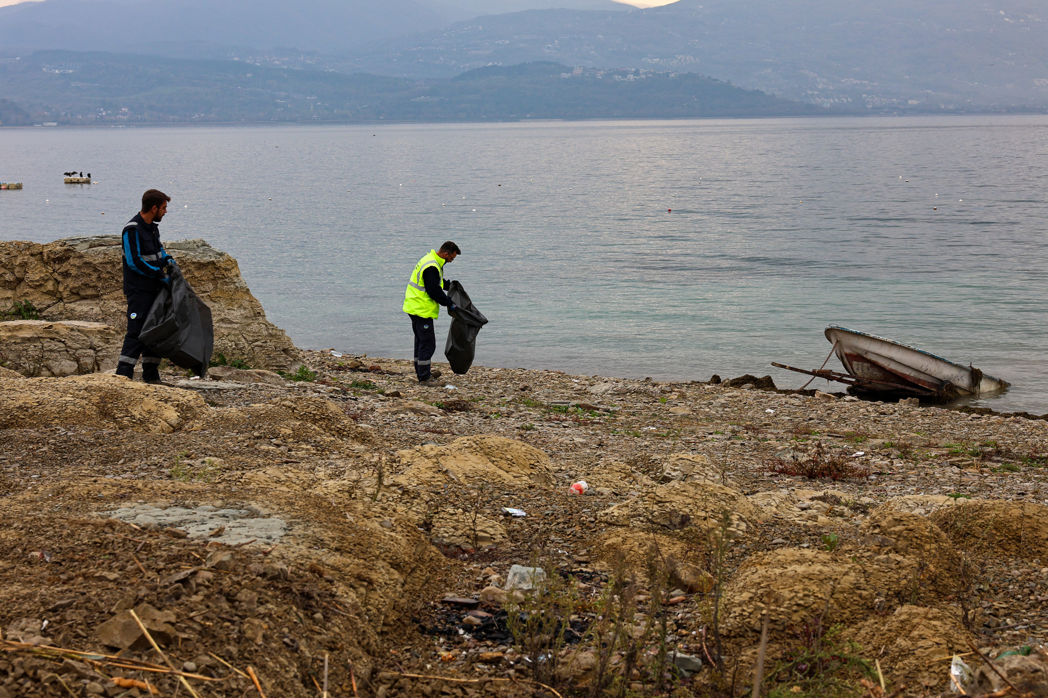 Sapanca Gölü kıyılarında ekosistemi koruyan temizlik çalışması sürüyor