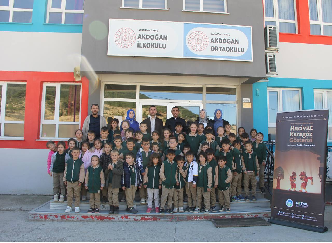 Büyükşehir şehrin her köşesinde çocuklara ‘Bir Hikâye Bin Neşe’ götürüyor