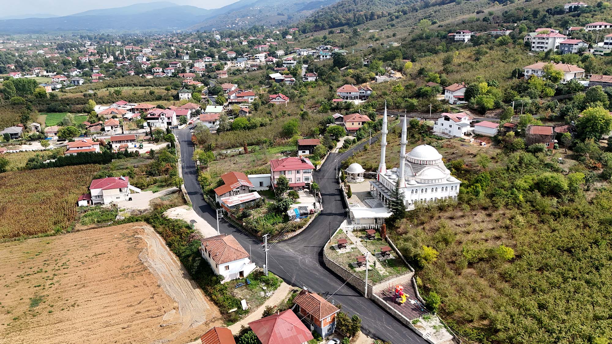 Akyazı’da binlerce kişiyi ilgilendiren asfalt hamlesi: Tablo gibi işlenen yolları sevinçle karşıladılar 