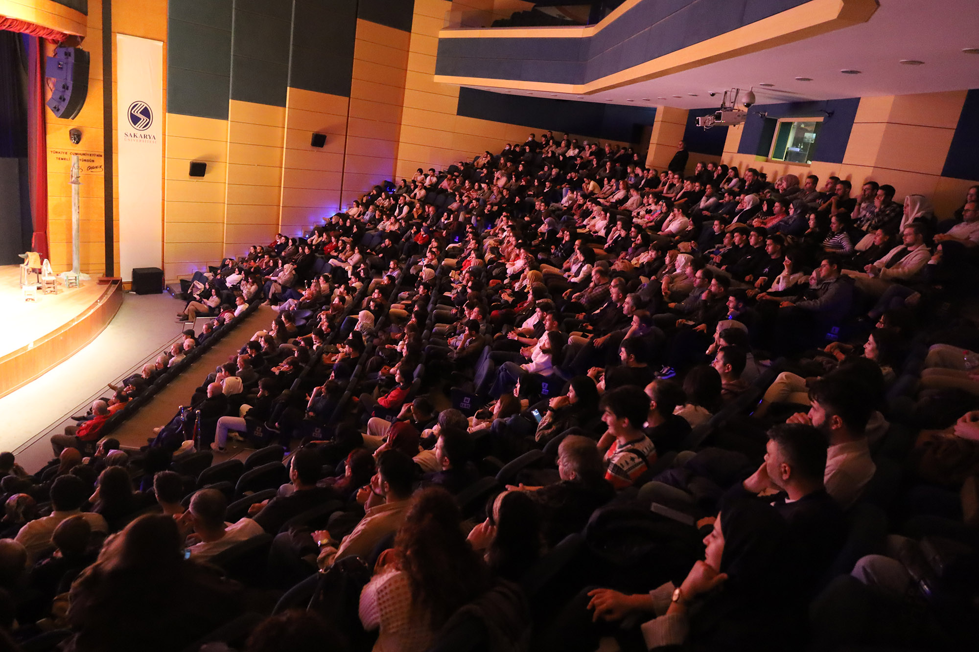Deli İbram Divanı oyunu yoğun ilgiyle sahnelendi