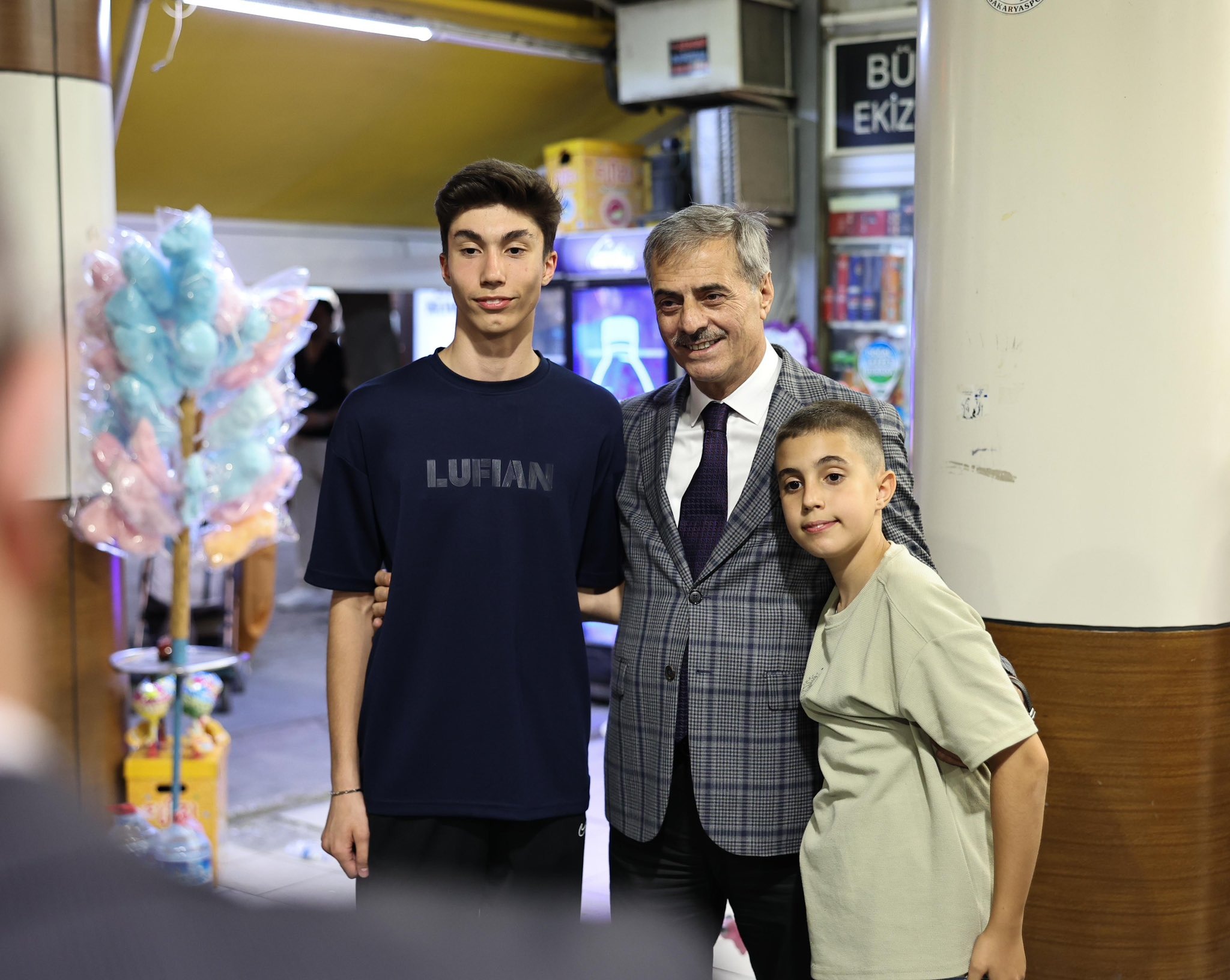 Başkan Yusuf Alemdar vatandaşla kucaklaşıp bayramlaştı: “Memlekete hizmet bizim için en büyük bayramdır”