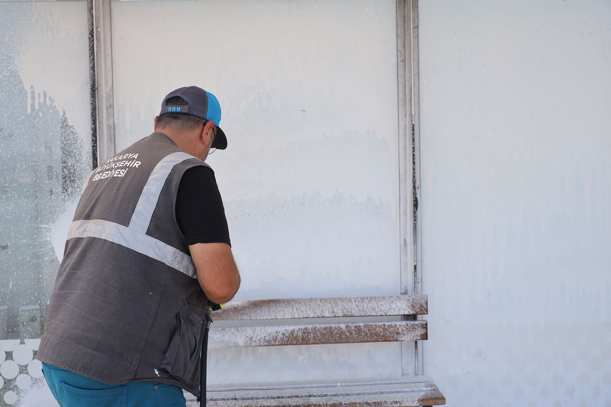 Büyükşehir ekipleri 16 ilçede durakları tek tek temizliyor