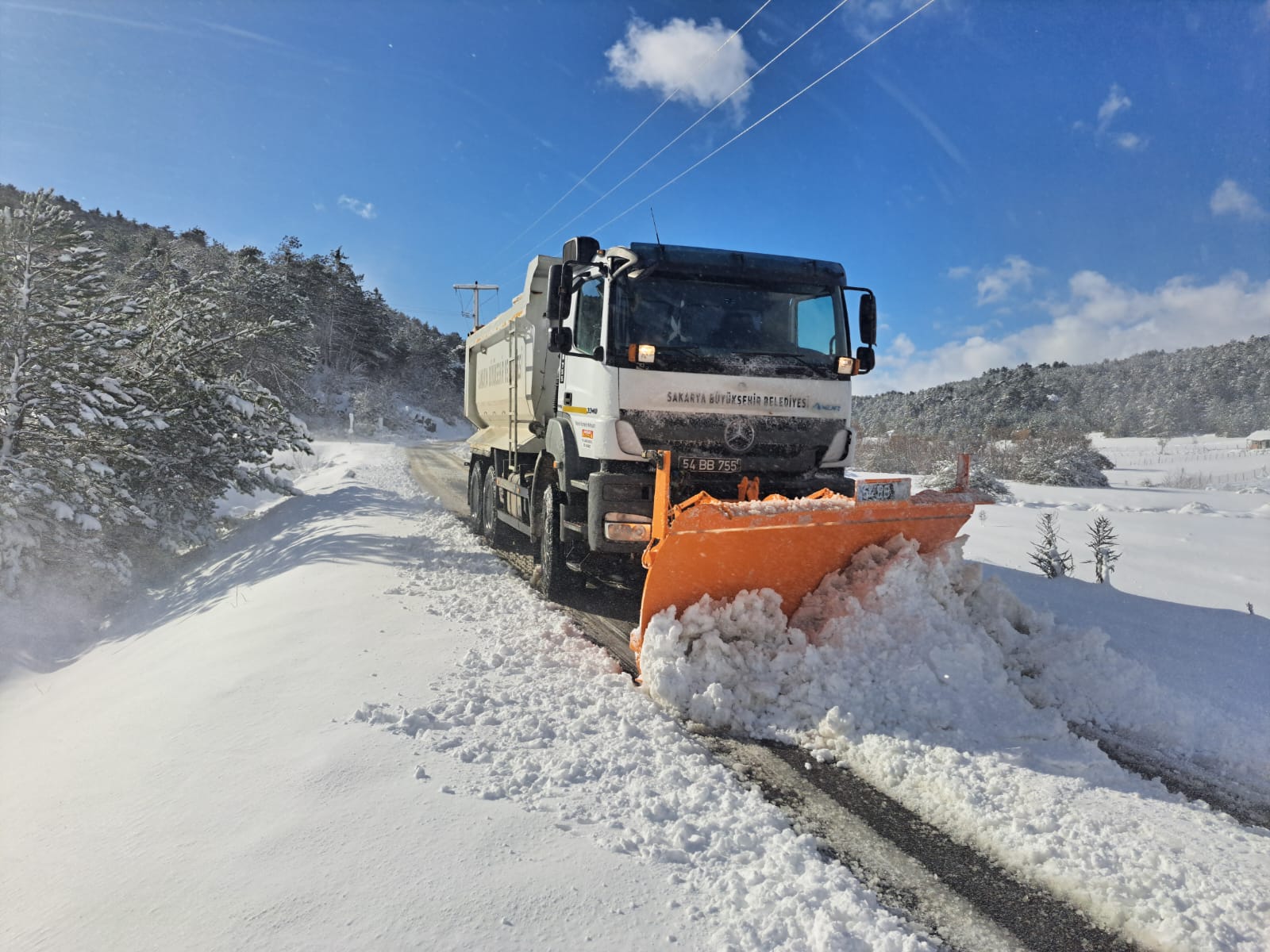 Büyükşehir'den kar raporu: Kapalı grup yolu kalmadı