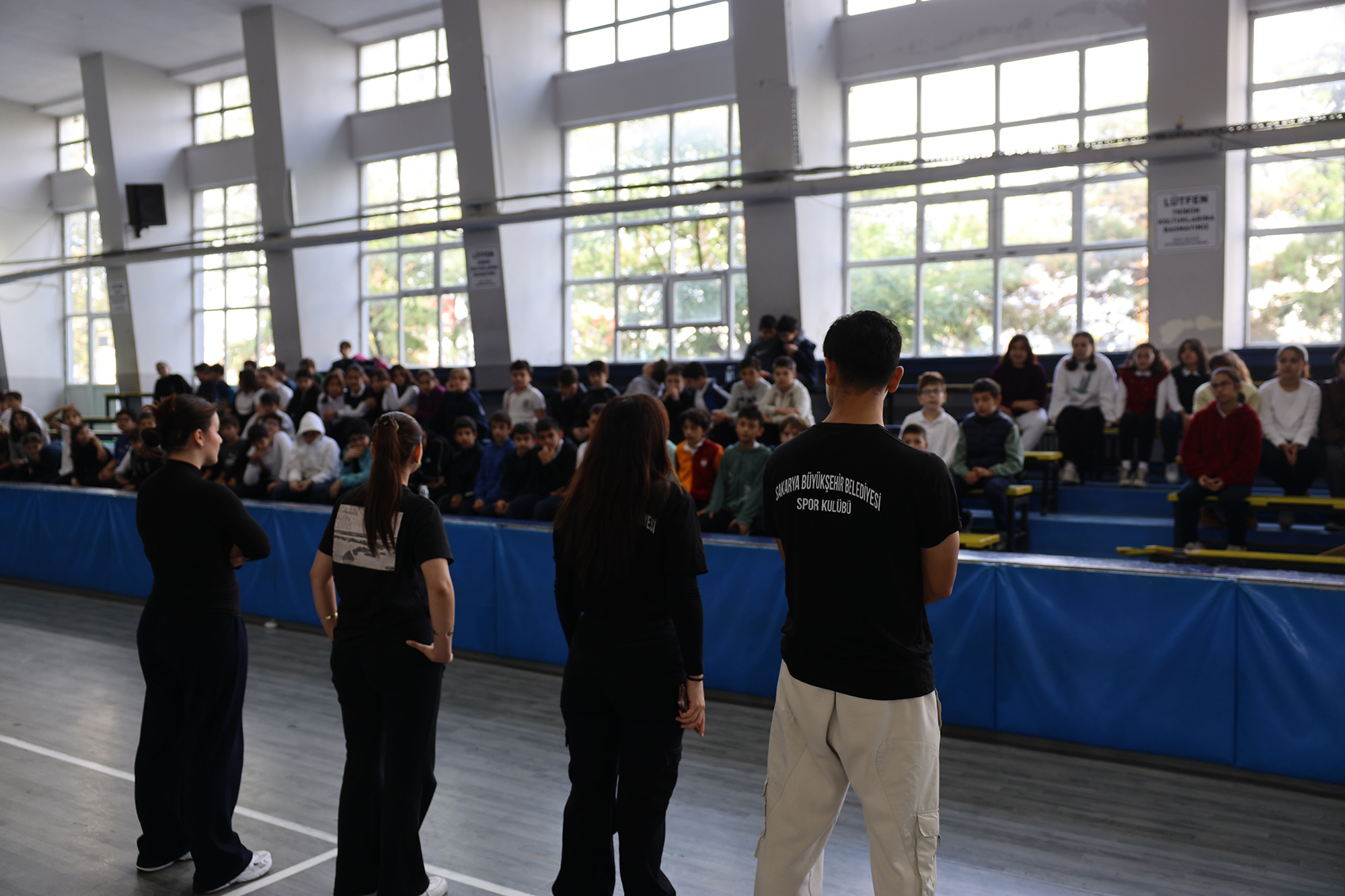 Büyükşehir, geleceğin voleybolcularını yetenek taramalarıyla keşfediyor