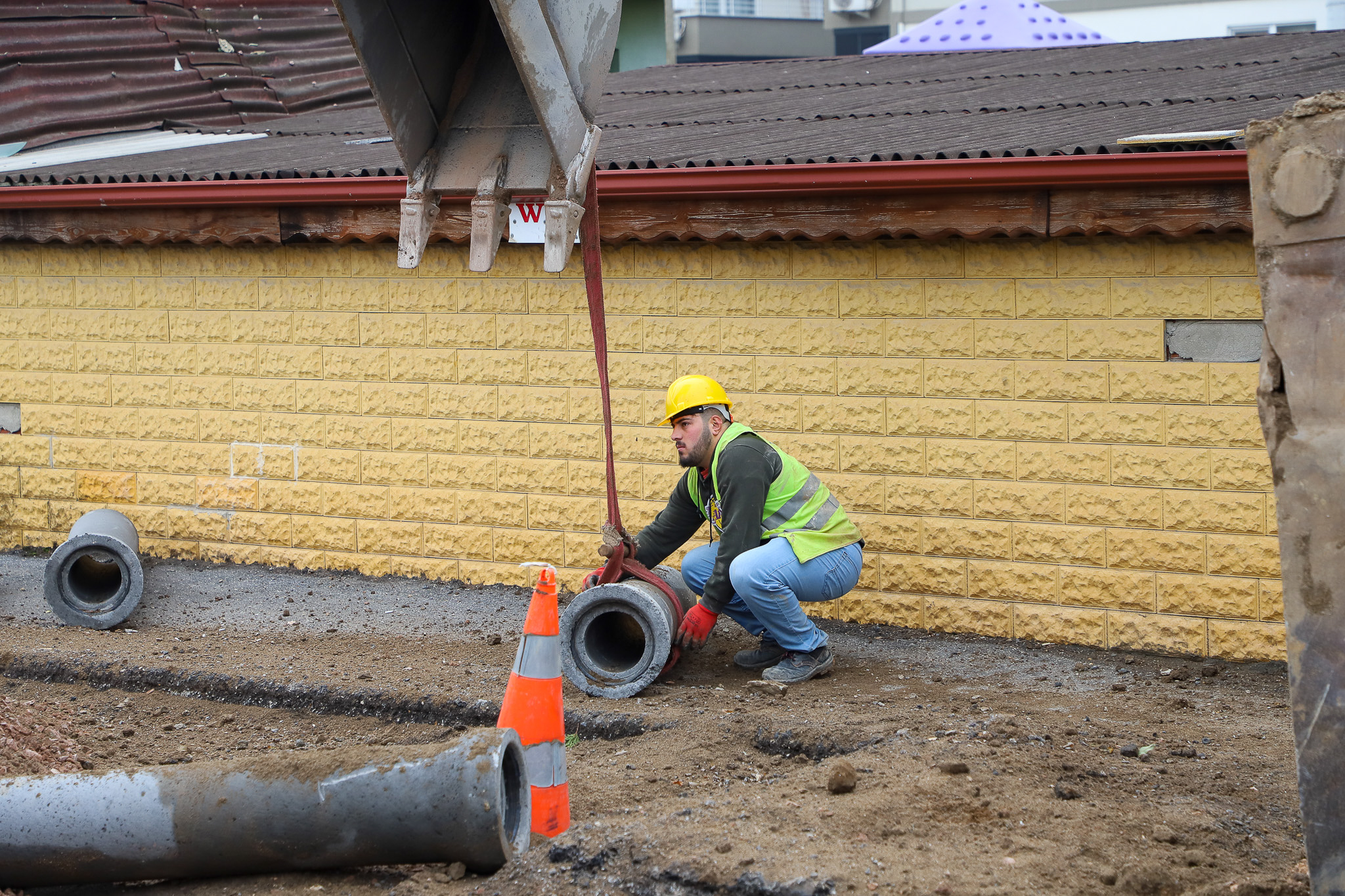 Söğütlü’nün 25 kilometrelik altyapı projesinde çalışmalar hızlandı: 2 cadde trafiğe kapatıldı