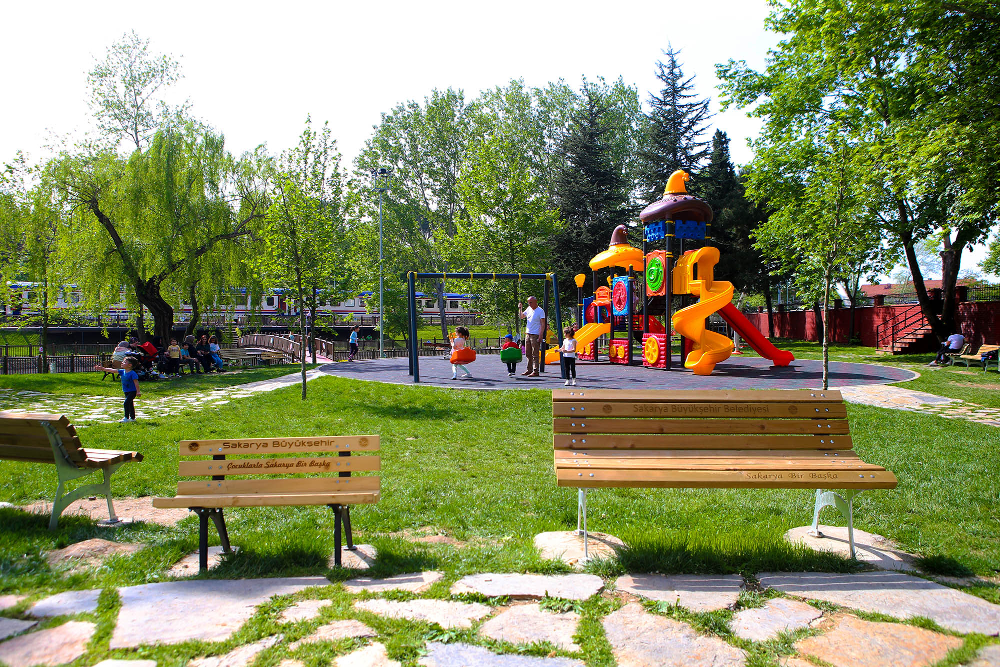 Büyükşehir parklara renk kattı: Gören dönüp bir daha bakıyor