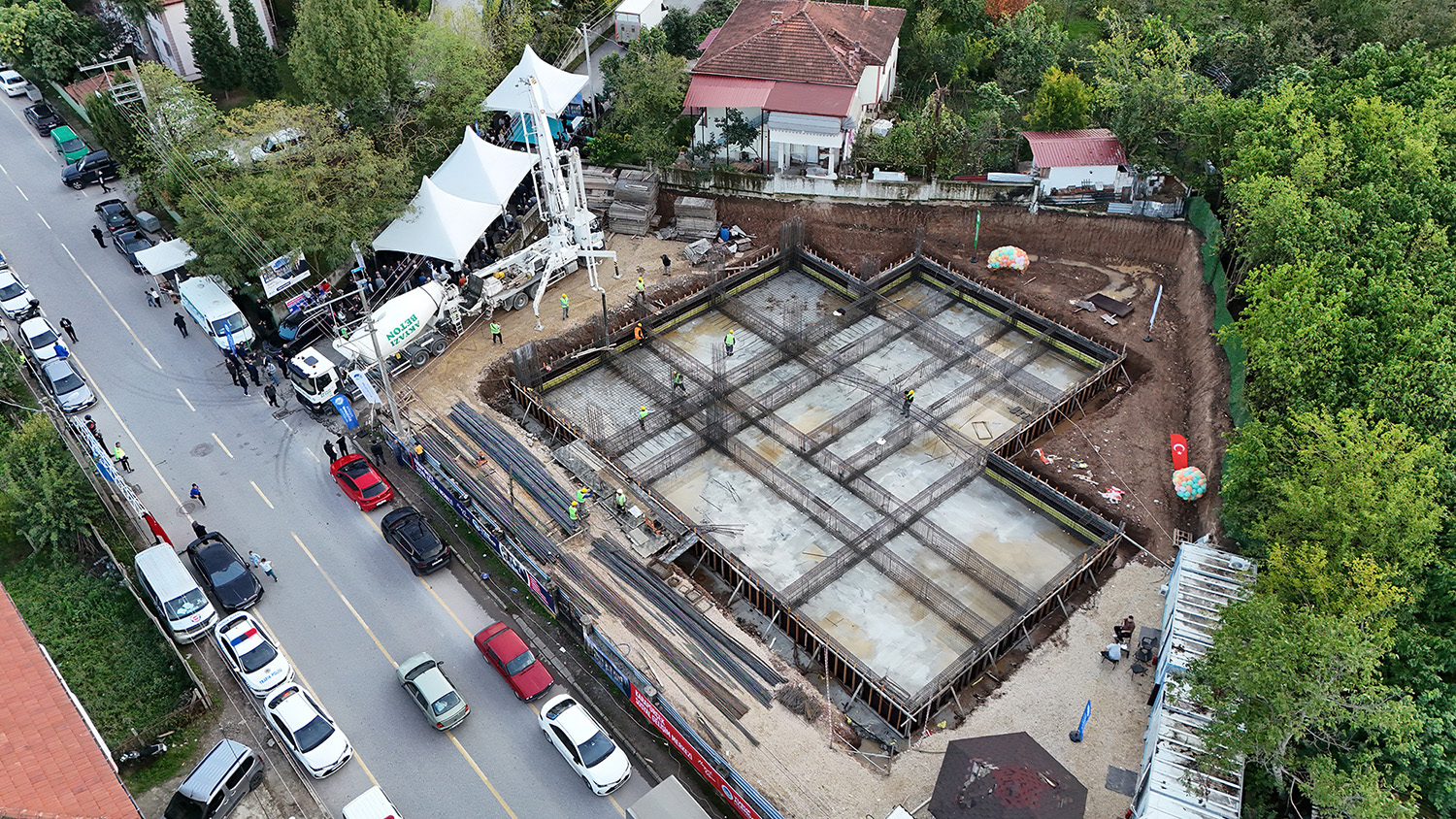“Aynı anda her alanda yatırım ve hizmeti şehrimizle buluşturuyoruz”