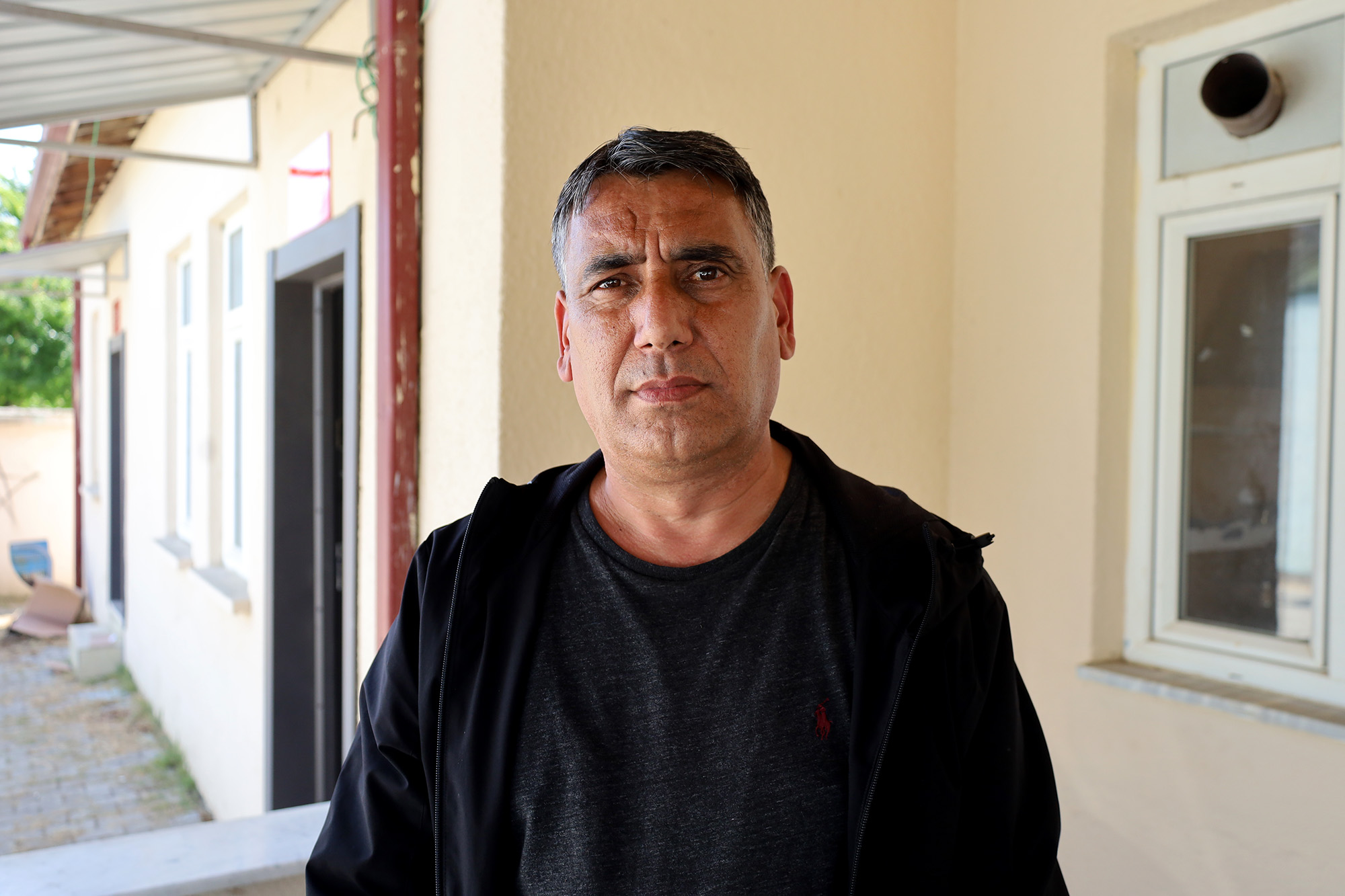 Sakarya’da kahverengi kokarca kabusuyla mücadele başladı: Büyükşehir ekibi sahada çiftçilere feromon tuzağı ulaştırıyor