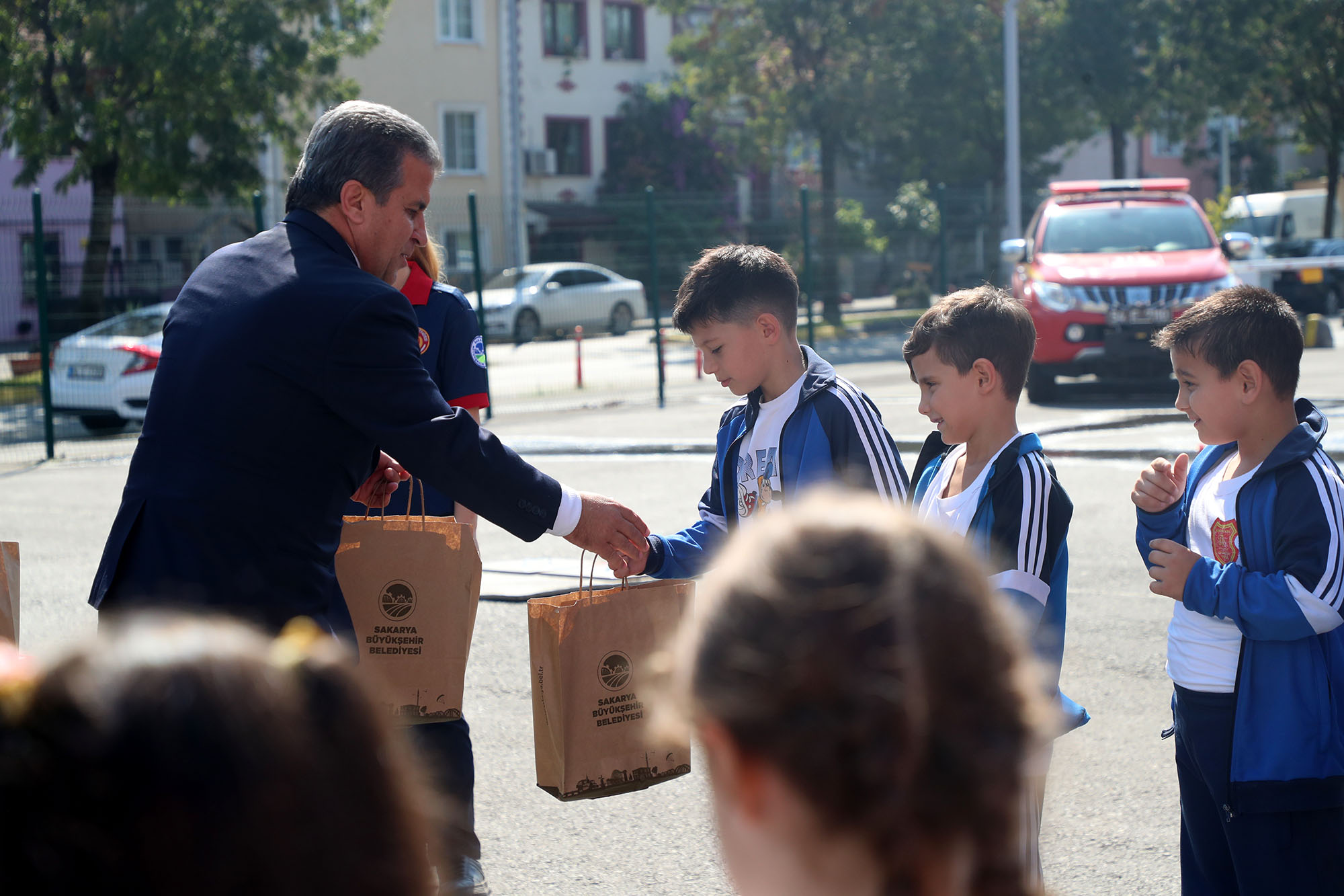 Minik itfaiyecilerin ateşle mücadelesi: Günün kahramanları minikler oldu