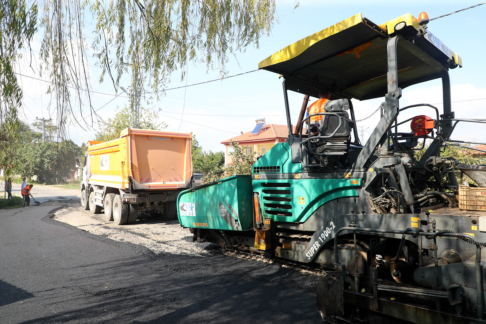 Akyazı’da binlerce kişiyi ilgilendiren asfalt hamlesi: Tablo gibi işlenen yolları sevinçle karşıladılar 