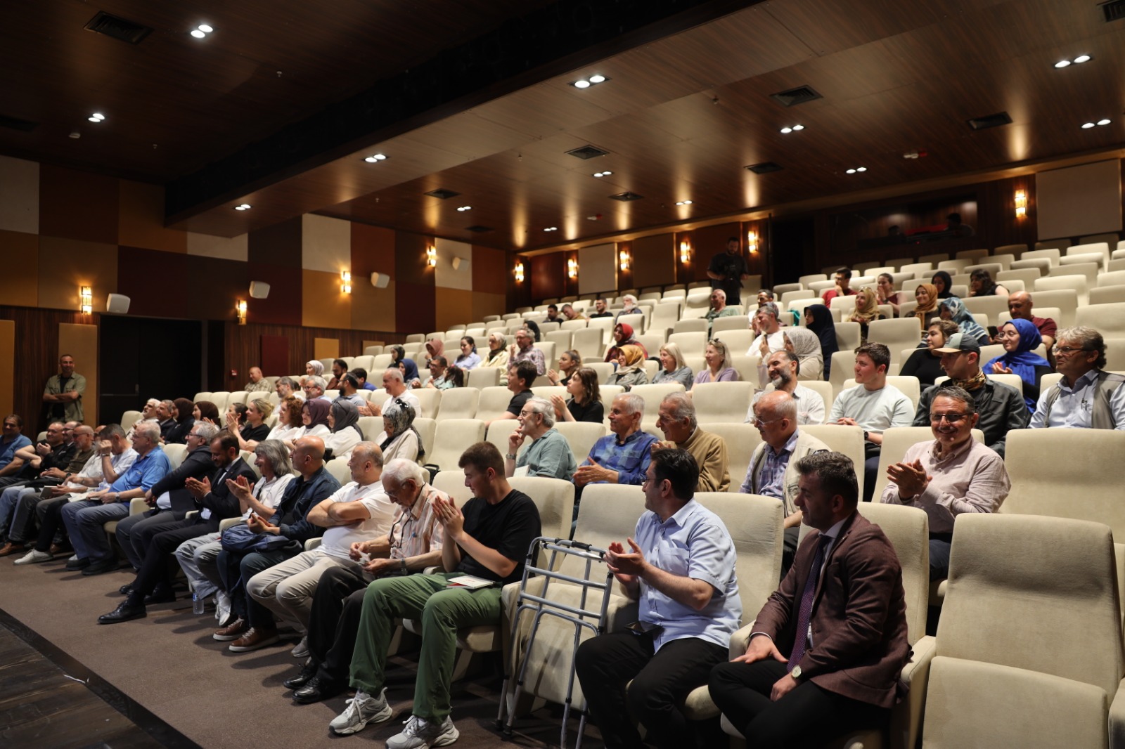 Prof. Dr. Nabi Avcı AKM’de konuştu: “Modern dünyanın bunalımını insan merkezli bakış aşar”