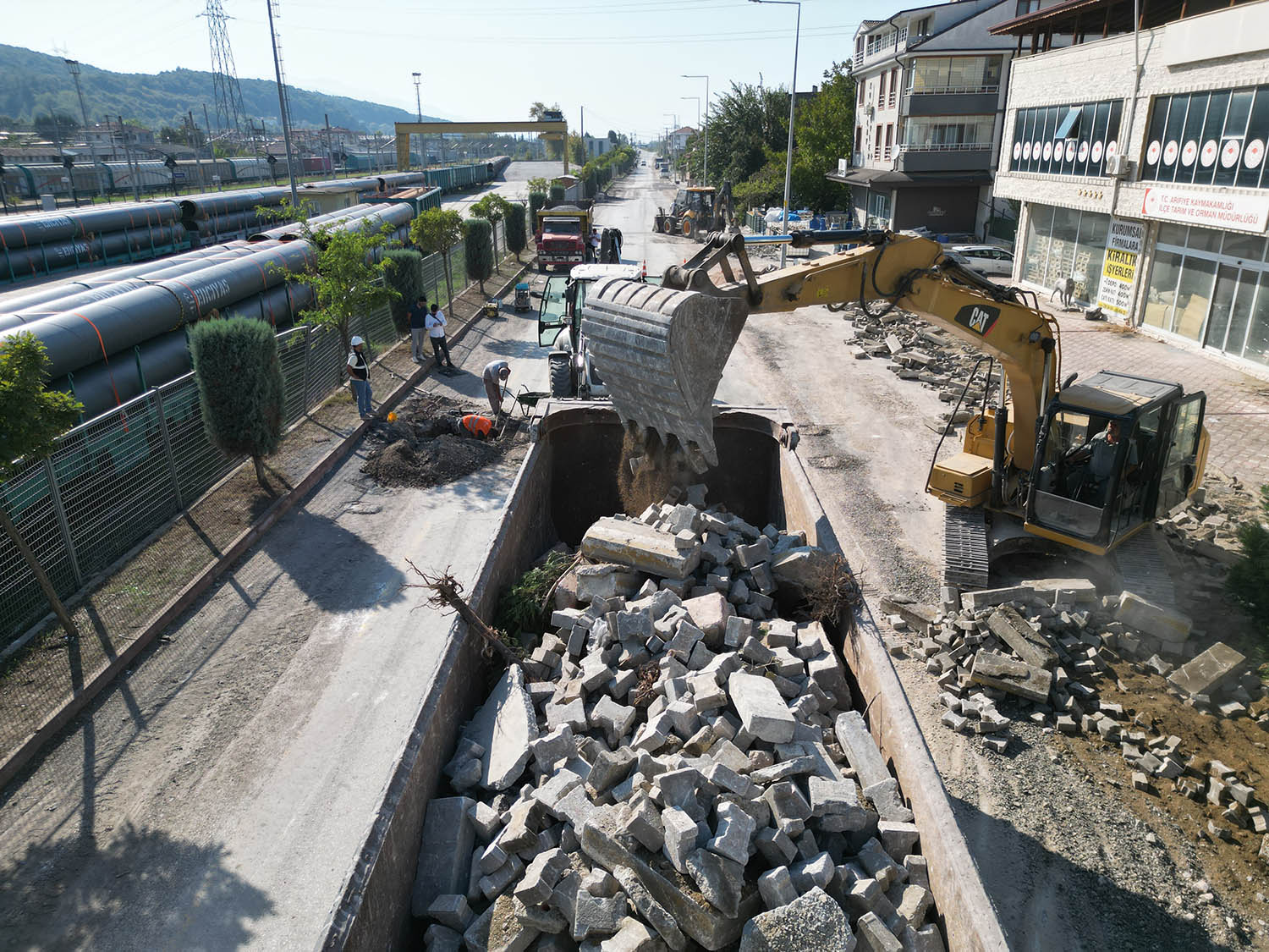 Altyapısı yenilenen Arifiye Zübeyde Hanım Caddesi’nde üstyapı çalışmaları başladı