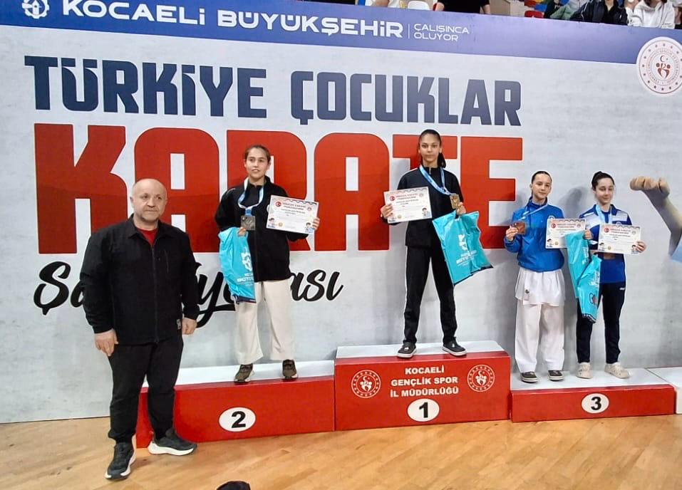 Büyükşehir’den minderde çifte zafer: Betül ve Sümeyye fırtına gibi esti 