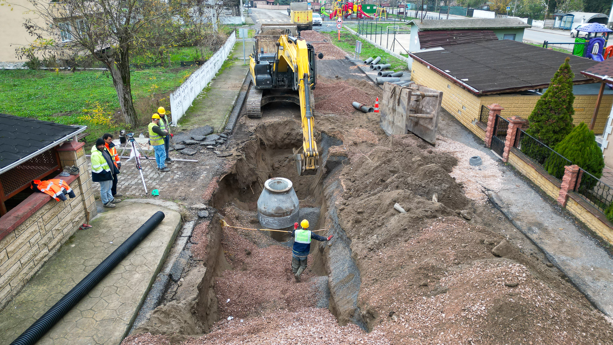 Söğütlü’nün 25 kilometrelik altyapı projesinde çalışmalar hızlandı: 2 cadde trafiğe kapatıldı