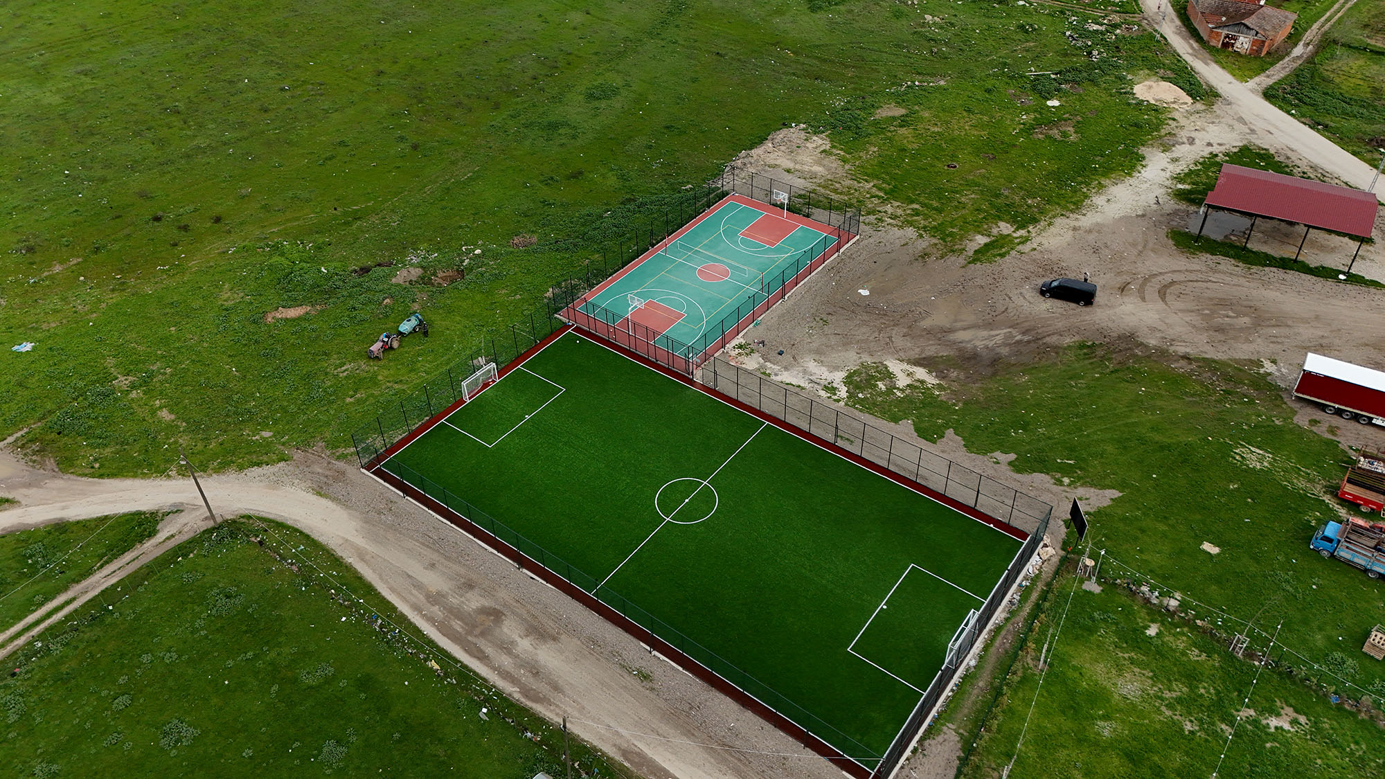 “Gençlerimizin sporla büyüyeceği 10 futbol, basketbol, voleybol sahası hazır”