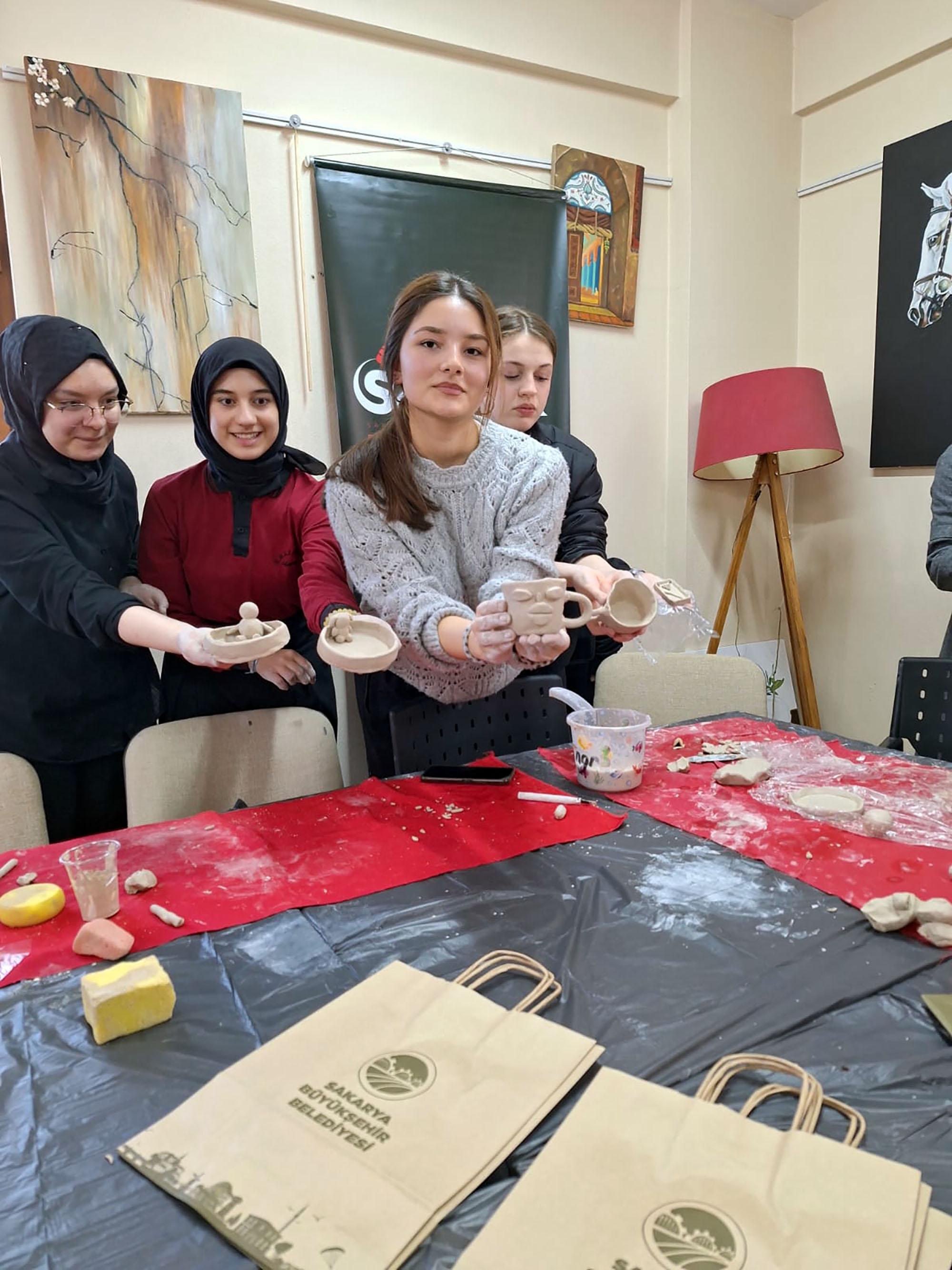 SAMEK’te minik eller mutfağa, gençler seramiğe dokundu