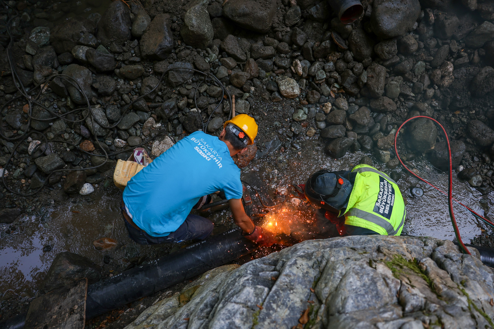 Hendek’e bin metre yükseklikten iki adet yeni içme suyu kaynağı