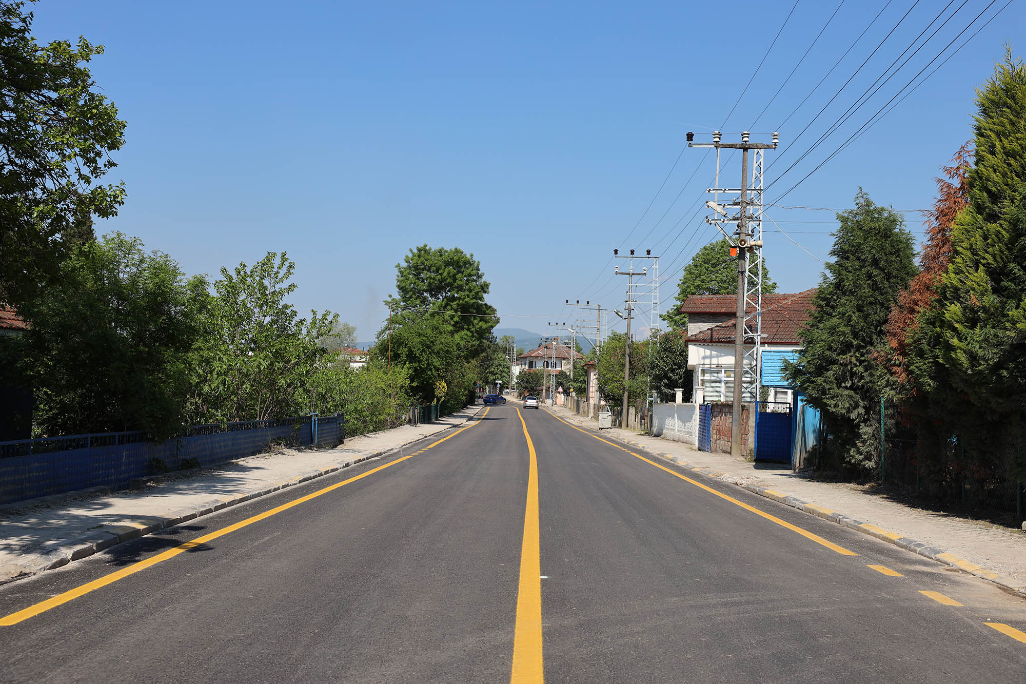 Akyazı’nın 3 mahallesi sıcak asfaltta buluştu: 8 kilometrelik güzergah sil baştan yenilendi