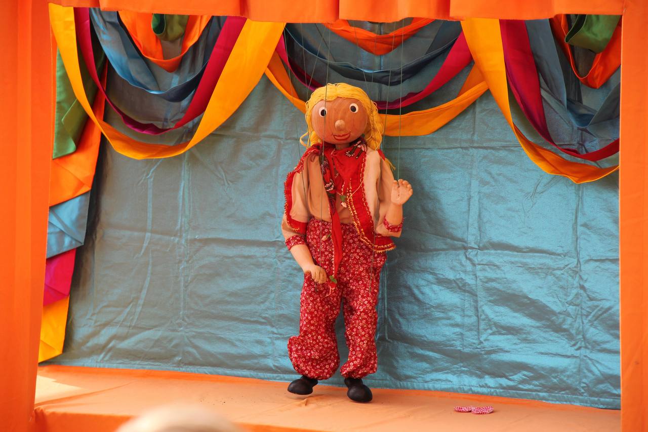 Büyükşehir şehrin her köşesinde çocuklara ‘Bir Hikâye Bin Neşe’ götürüyor