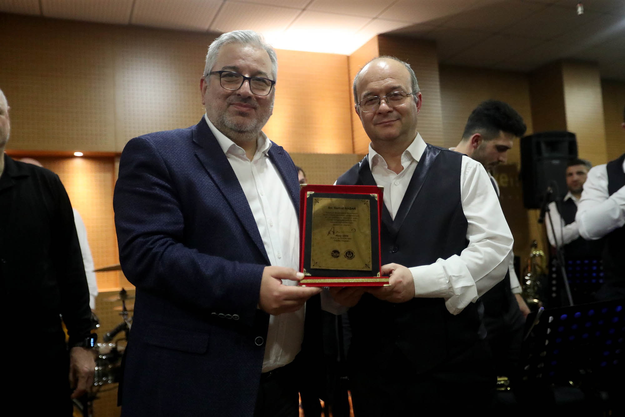 Sakarya’da unutulmaz Barış Manço ve Cem Karaca gecesi: Sahneye çıkan isim konsere damga vurdu