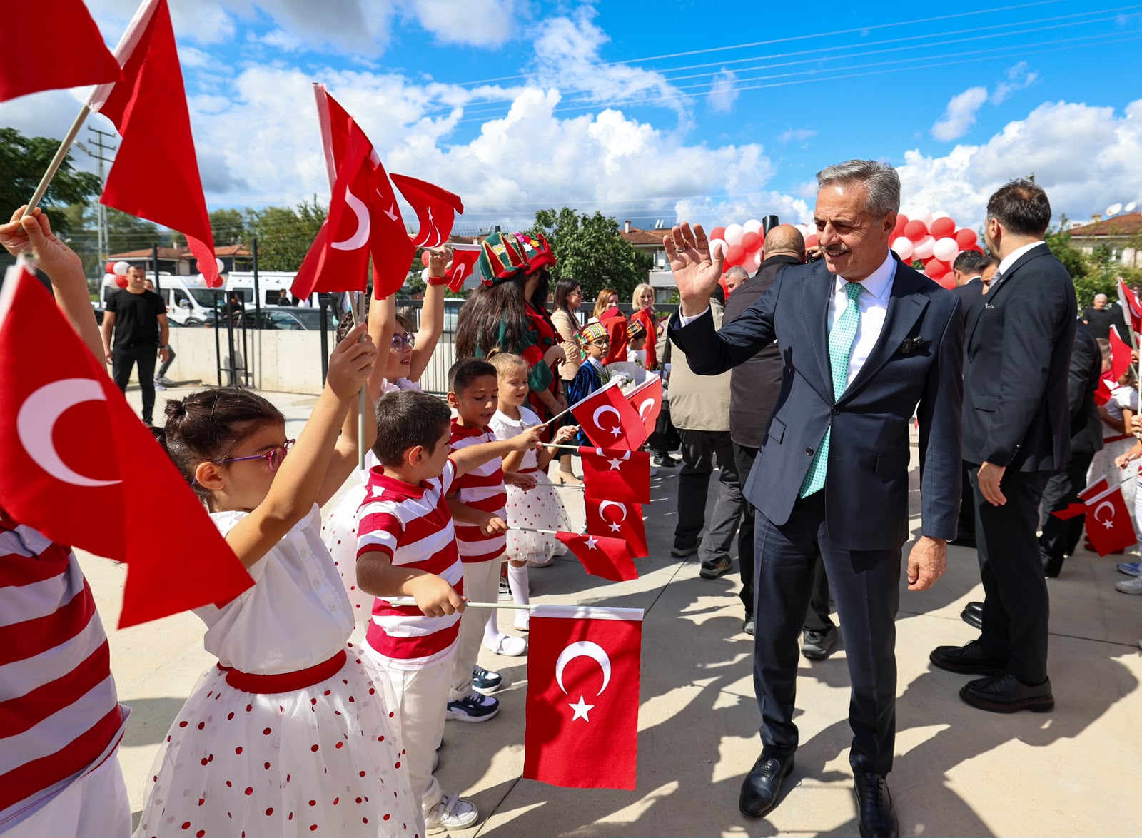 Alemdar, “Evlatlarımızın ve gençlerimizin her zaman, her alanda yanında olacağız”