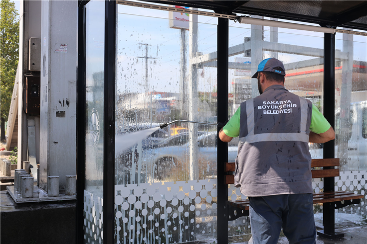 Büyükşehir ekipleri 16 ilçede durakları tek tek temizliyor
