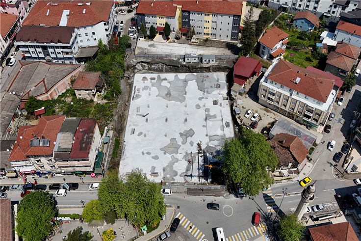 Sapanca’nın yeni meydanı hızla şekilleniyor