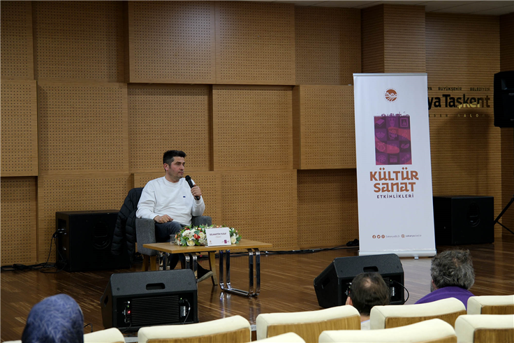 “Edebiyat sadece estetik bir uğraş değildir”