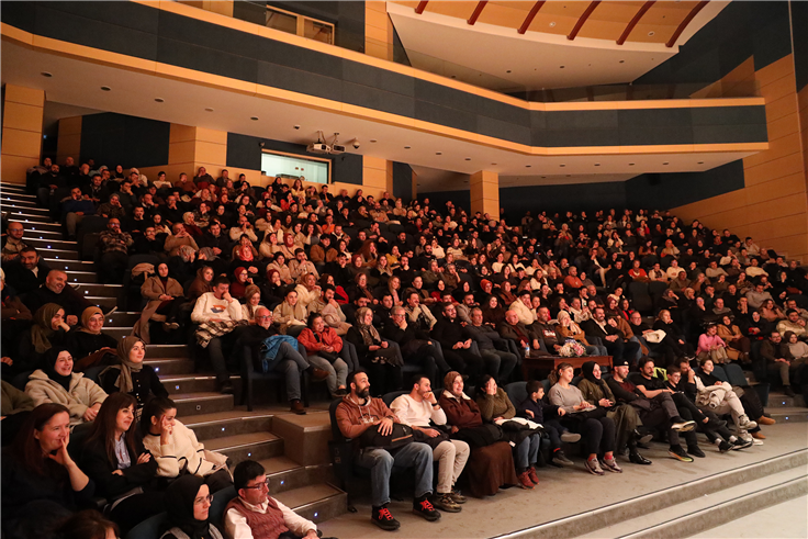 “Ruh Öküzüm” sahnedeydi, tiyatroseverler salonu doldurdu