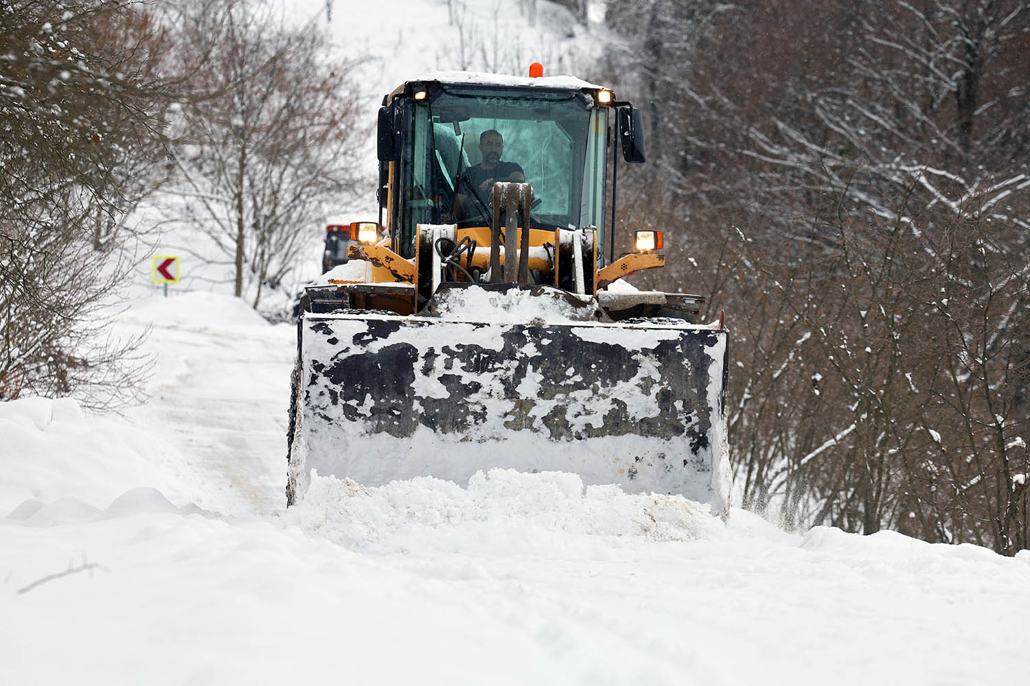 Büyükşehir duraksız kar mesaisiyle grup yollarının tamamını ulaşıma açtı