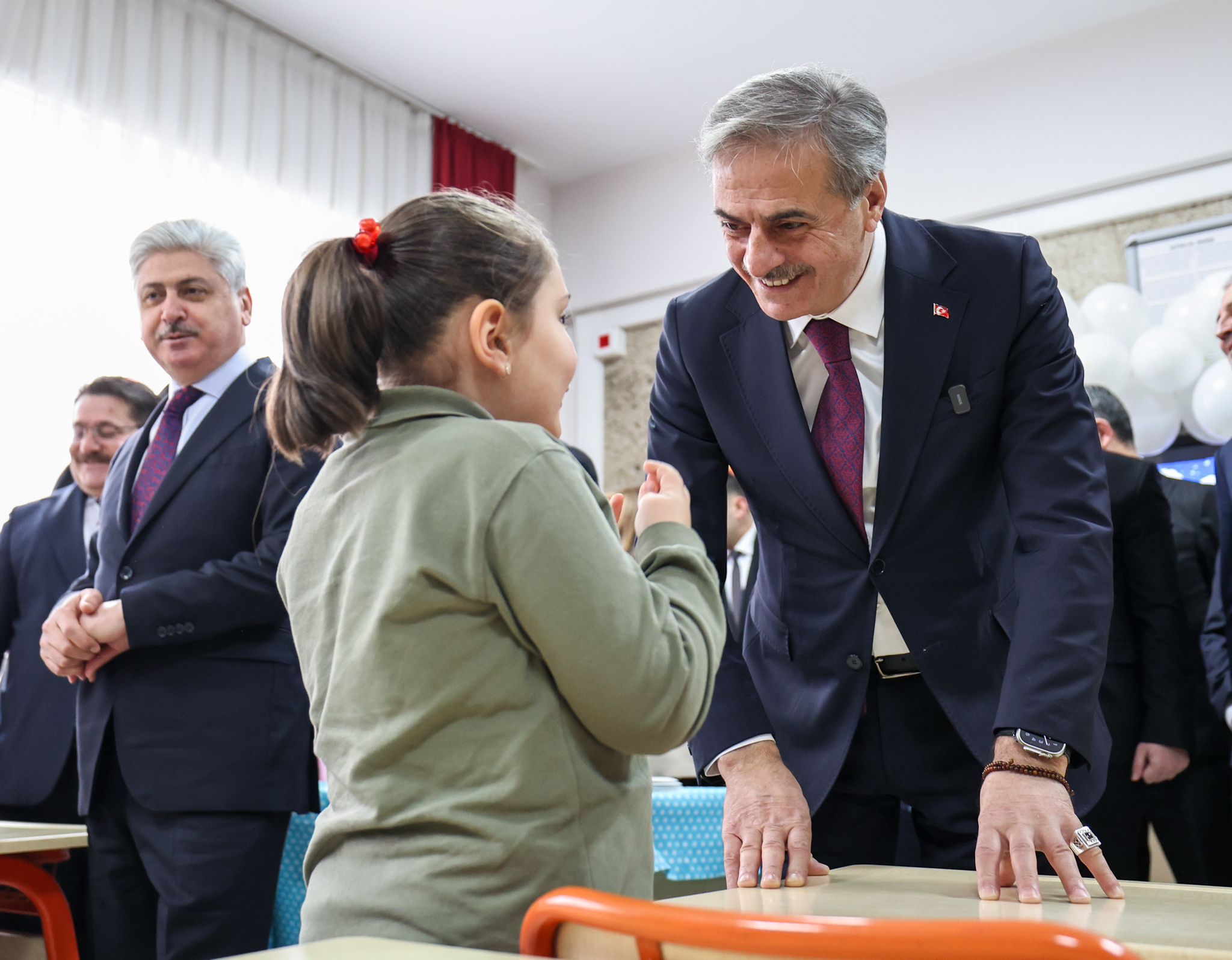 Yusuf Alemdar çocukların karne sevincini paylaştı: “Geleceğe doğru attığınız her adımda yanınızda biz olacağız”