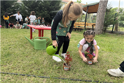 Minik bahçıvanlar çiçeklerle geleceği şekillendiriyor 