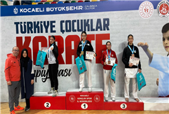 Büyükşehir’den minderde çifte zafer: Betül ve Sümeyye fırtına gibi esti 