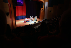 "Kibarlık Budalası" Sakarya’da sahnelendi, salonu dolduran izleyicilerden tam not aldı