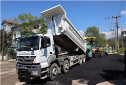 Büyükşehir asfalt sezonunu Akyazı’da açtı: 3 mahalleyi kapsayan 8 kilometrelik yol sıcak asfaltta buluşuyor