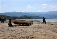 Sapanca Gölü çevresinden 2 ton çöp toplandı