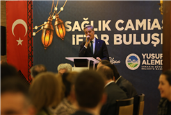 “Vefası ve fedakarlığıyla sağlık camiası her övgüyü fazlasıyla hak ediyor”