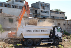 Büyükşehir Sakarya’nın merkez aksını bağlayacak çalışma için ilk kazmayı vurdu