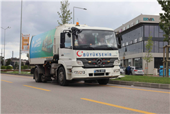 Büyükşehir ekipleri yağışın bıraktığı çamur ve tozları temizliyor