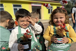 Minik bahçıvanlar çiçeklerle geleceği şekillendiriyor 