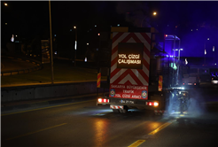 Büyükşehir şehrin yollarını tablo gibi işliyor: Ekipler Orhan Gazi’de gece boyu çalıştı