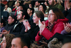 "Kibarlık Budalası" Sakarya’da sahnelendi, salonu dolduran izleyicilerden tam not aldı
