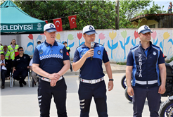 En renkli trafik etkinliği yine Büyükşehir’den: Güvenli trafiğin şartlarını ‘tebessümle’ öğrendiler