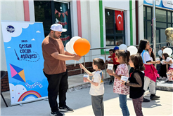 Büyükşehir’in tebessüm ekibi 5 farklı ilçede miniklere neşe götürdü: Hem eğlence hem sürpriz hediyeler…