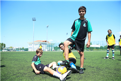 Sakarya’da çocuklar yaz tatilini sporla iç içe geçirecek: Futboldan yüzmeye, tenisten, basketbola…